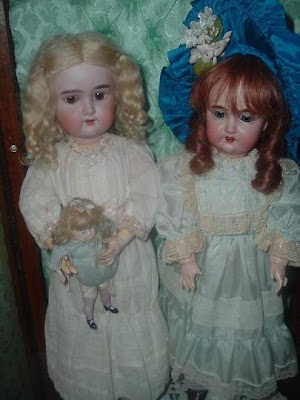 Photo of some Floradora dolls