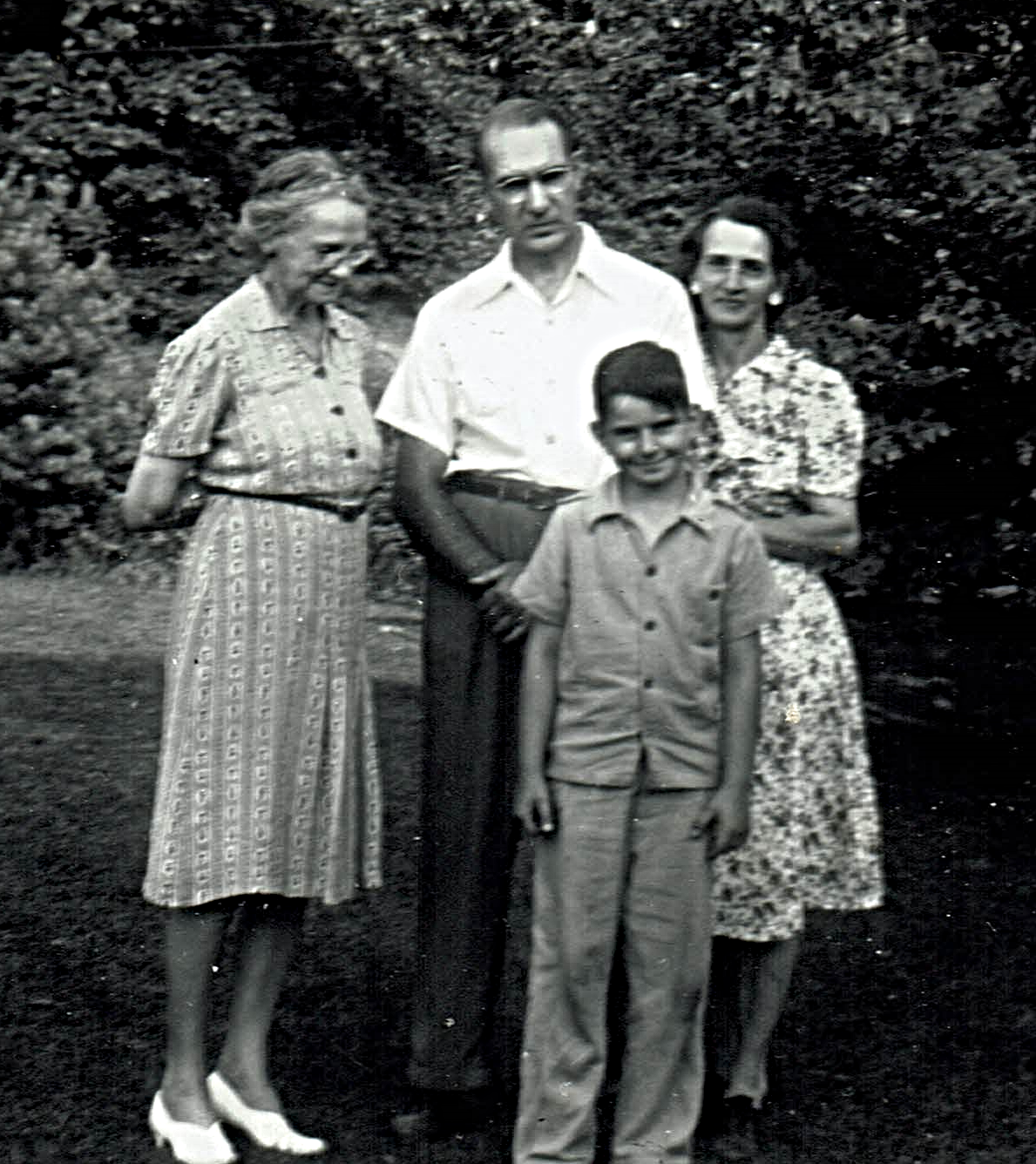Photo of Frances Hoyt, Walter, Bill and Jessica Thompson ca 