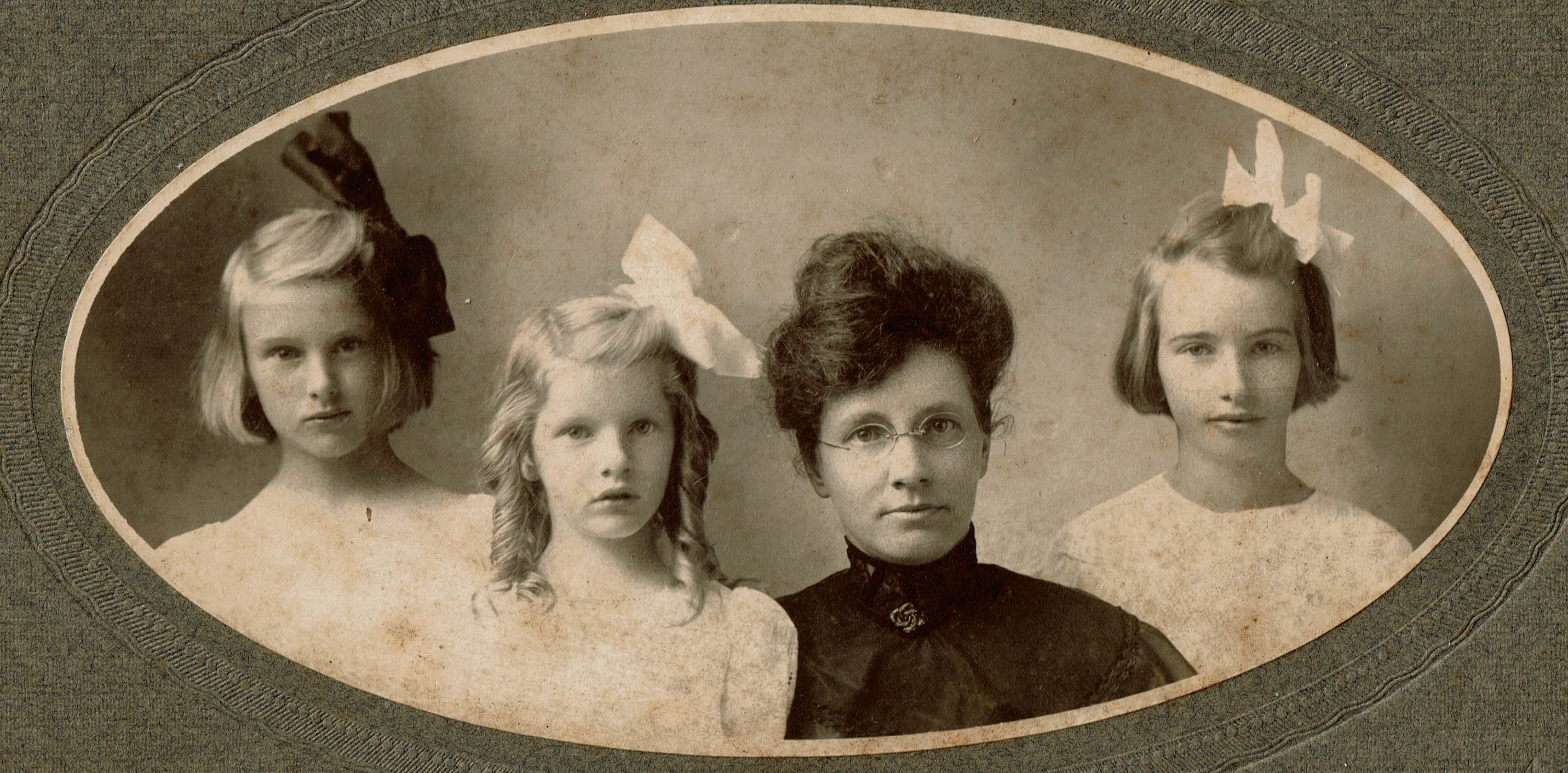 Circa 1900 Photo of Frances Goodrich Hoyt and daughters